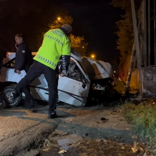 Bursa'da kontrolü kaybeden otomobil duvara çarptı, sürücü sıkıştı