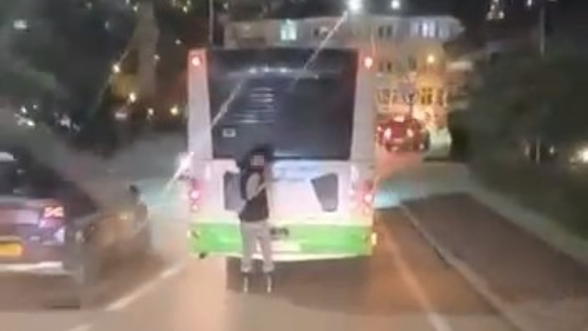 Bursa'da Osmangazi'de patenli genç otobüsün arkasına tutundu