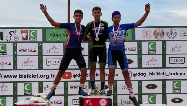 Sakarya Büyükşehir bisiklet gençleri sezonu 42 madalyayla tamamladı