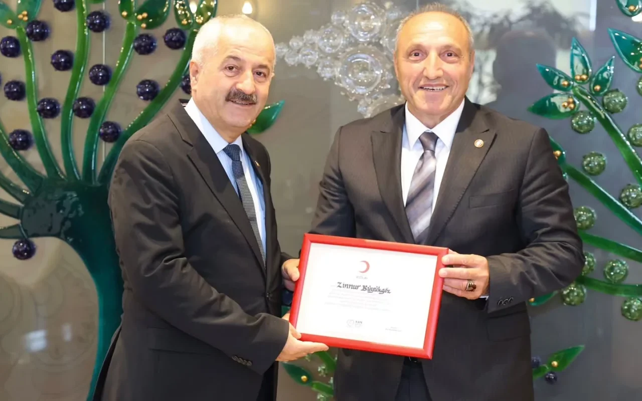 Kızılay'dan Gebze'de Büyükgöz'e teşekkür belgesi verildi