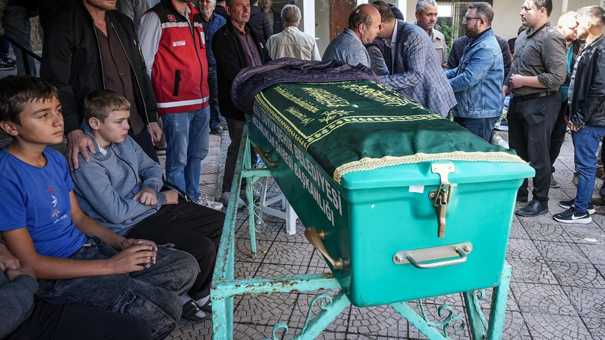 Soma'da ölen madenci Kerim Ören'e veda: Oğlu gözyaşlarıyla