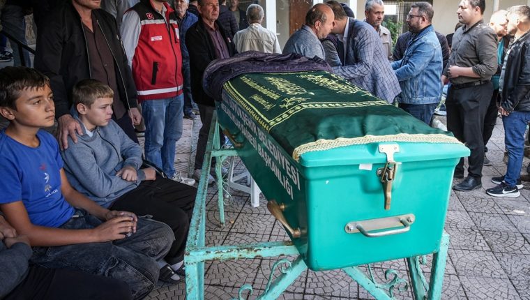 Soma'da madenciye veda: 13 yaşındaki oğlu gözyaşlarına boğuldu
