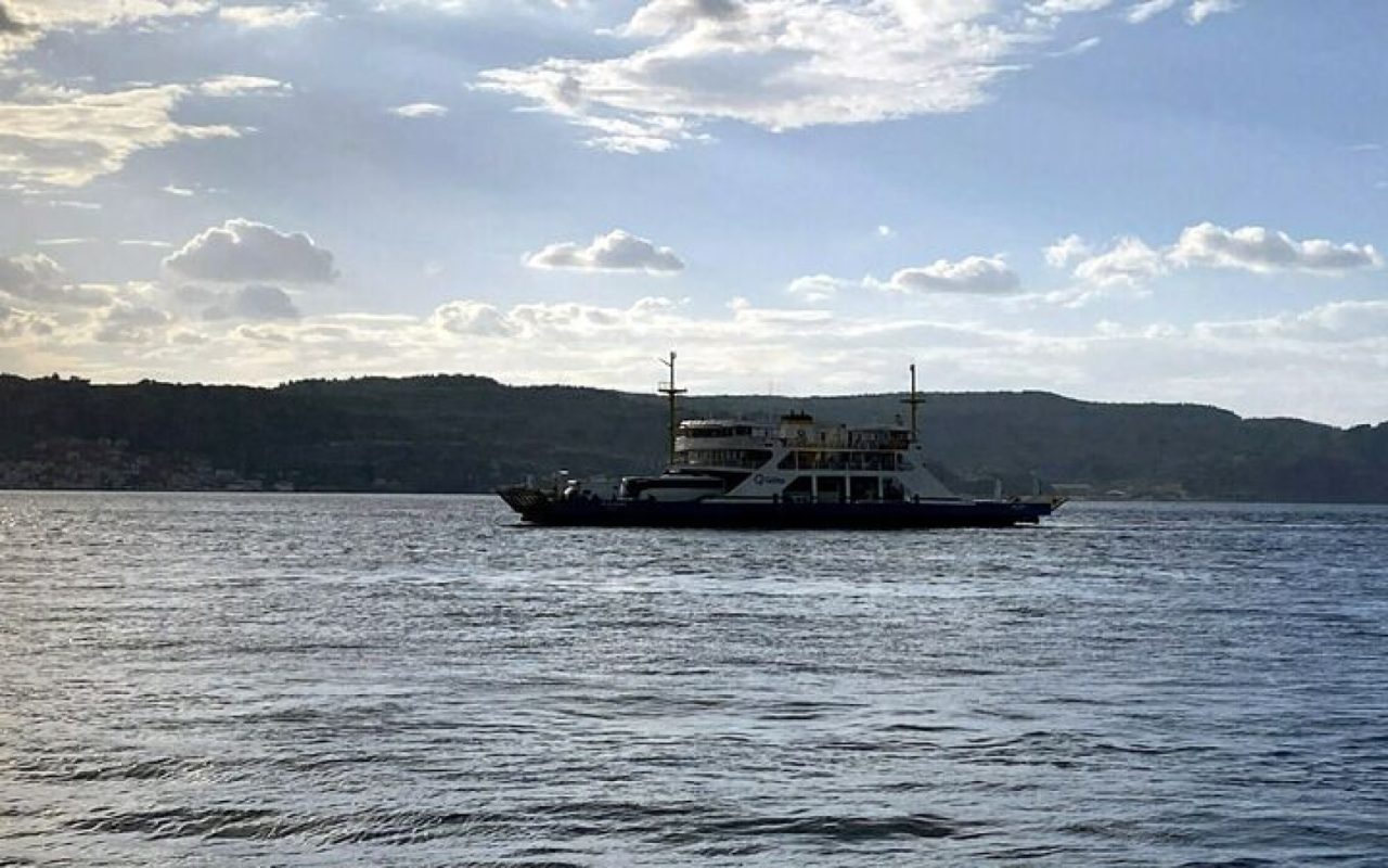 Gökçeada ve Bozcaada feribot seferlerine fırtına engeli