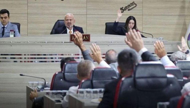 Menemen Meclisi'nde borçlanma yetkisi ve hastane ulaşımı kararı