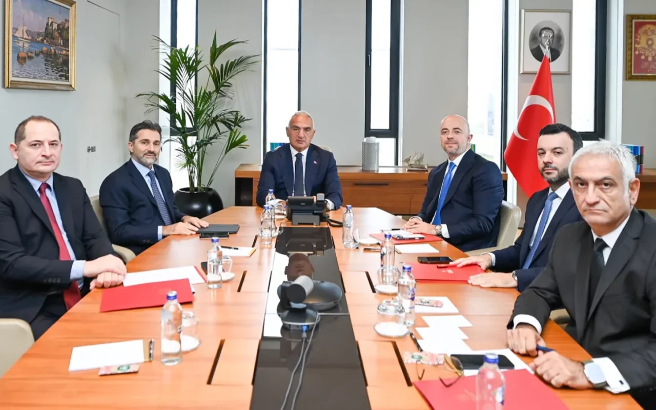 Bakan Ersoy ve THY yönetimi turizm zirvesinde iş birliği