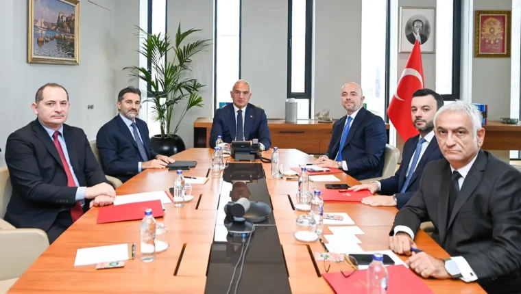 Bakan Ersoy ile THY yönetimi turizm iş birliğini görüştü
