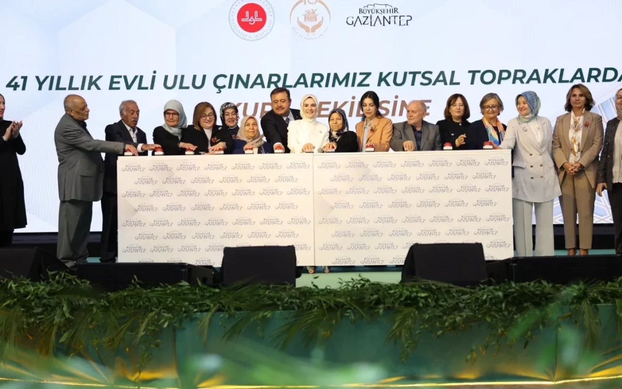 Gaziantep'te 41 yıllık evli çiftler için Umre kurası çekildi