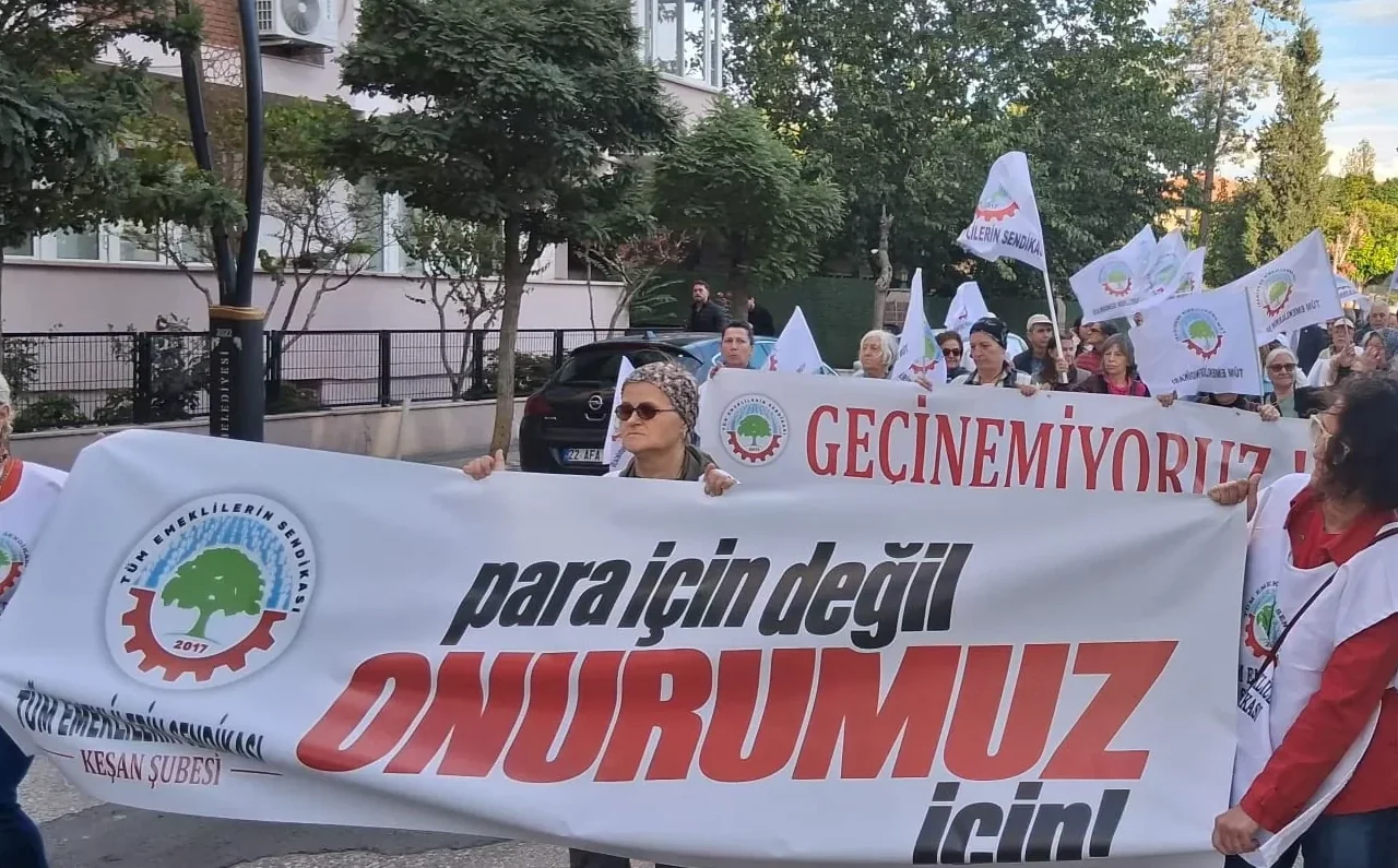 Keşan'da emekliler hayat pahalılığına karşı yürüdü