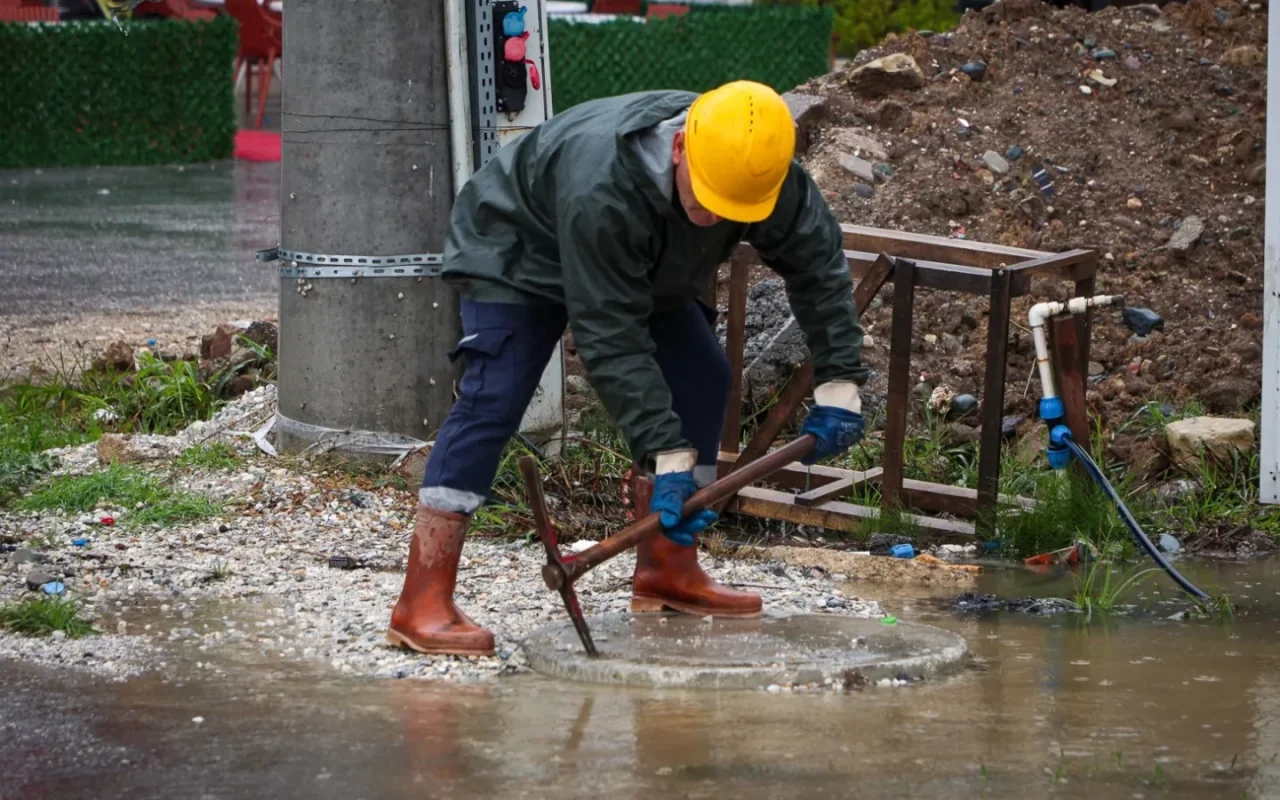 SASKİ, Sakarya'da sağanak sonrası altyapıyı temizliyor