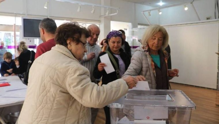 Akhisar Ticaret Borsası'nda Alper Alhat yeniden başkan oldu