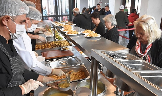 Edremit Kent Lokantası açıldı — Meclis üyeleri ilk yemeği paylaştı