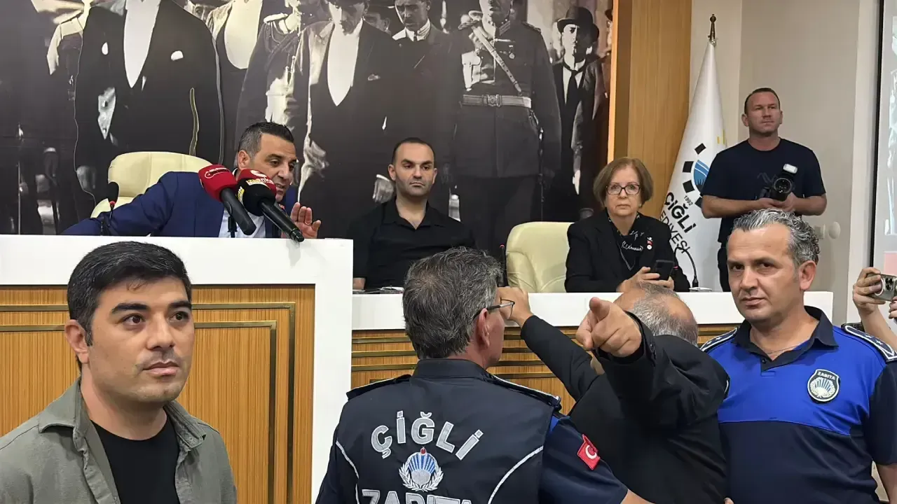 Çiğli Meclisi'nde gerginlik: Başkan Yıldız'a su fırlatıldı