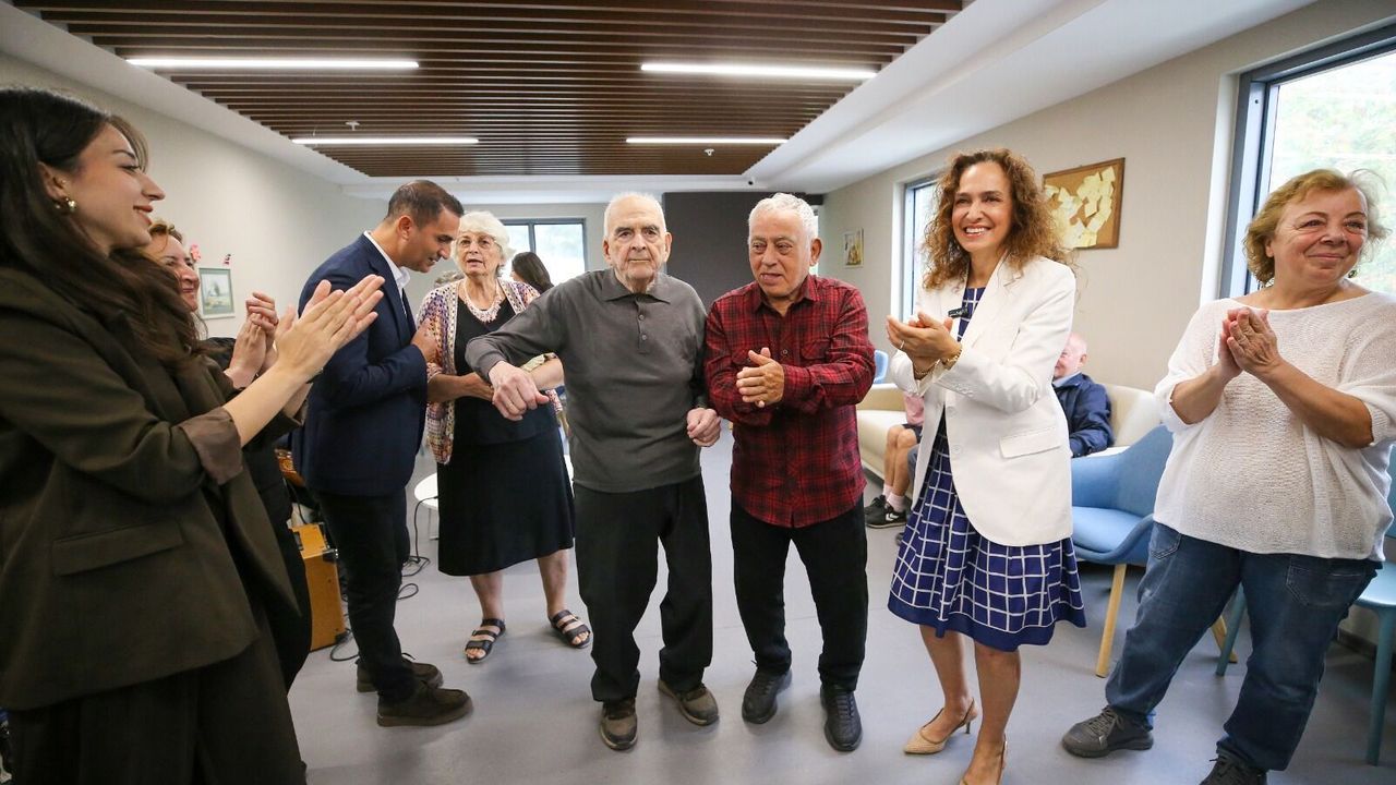 Karşıyaka'da Dünya Yaşlılar Günü'nde Alzheimer hastalarıyla kutlama