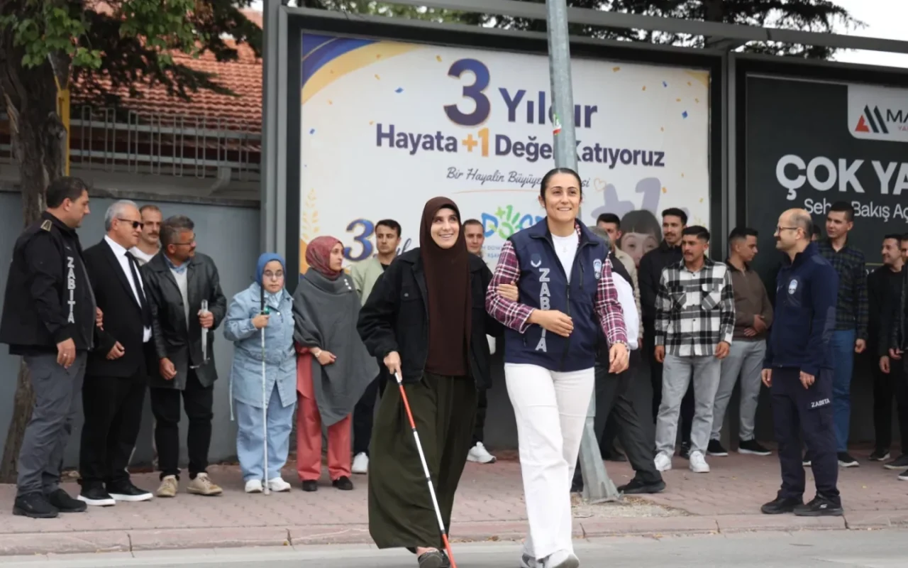 Konya zabıtasına görme engelli bireylere farkındalık eğitimi