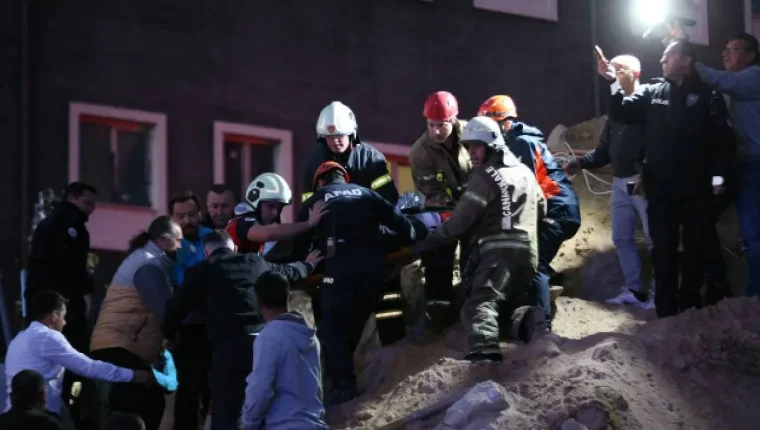 ÇOMÜ’de altyapı çalışması sırasında toprak kaydı: 2 işçi yaralandı