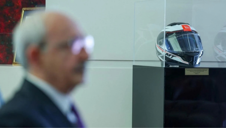 Murat Can’ın kaskı Kılıçdaroğlu’nun makam odasında