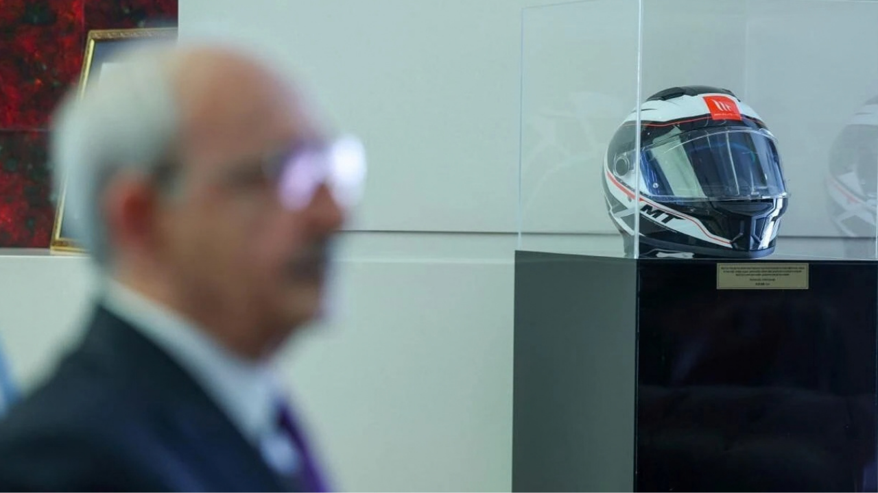 Murat Can’ın kaskı Kılıçdaroğlu’nun makam odasında