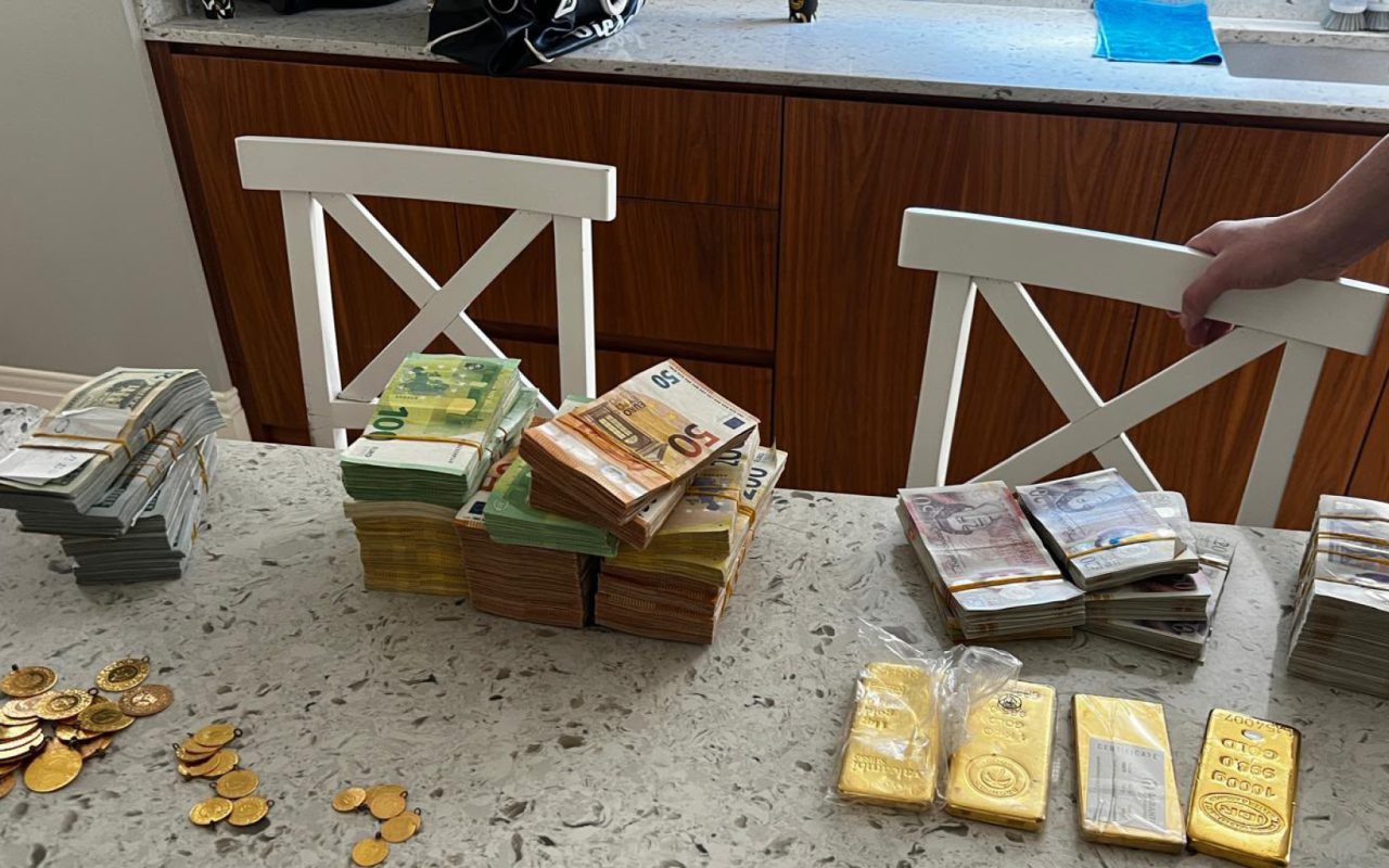 Mersin'de yolsuzluk soruşturmasında evden 4 kilo altın ve döviz çıktı