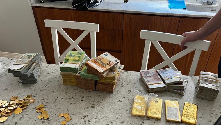 Mersin'de yolsuzluk soruşturmasında evden 4 kilo altın ve döviz çıktı