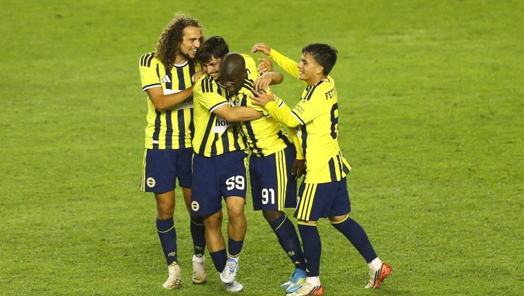 Fenerbahçe Azerbaycan'da provada 2-0 kazandı; Greenwood kırmızı gördü