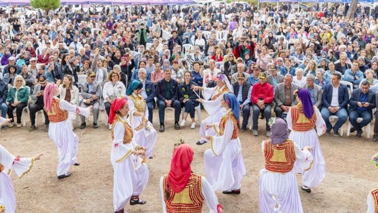 Kozak ürünleri tezgaha çıktı: Bergama'da şenlikte renkli görüntüler