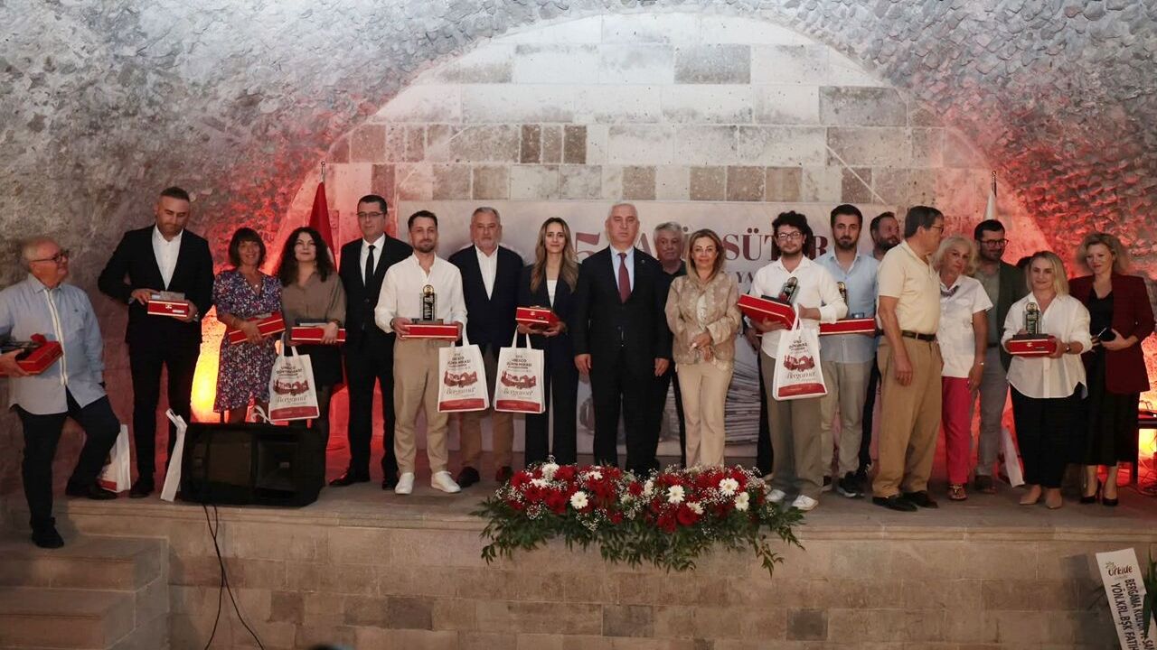 Şakir Süter Gazetecilik Yarışması 15. ödülleri Bergama'da dağıtıldı