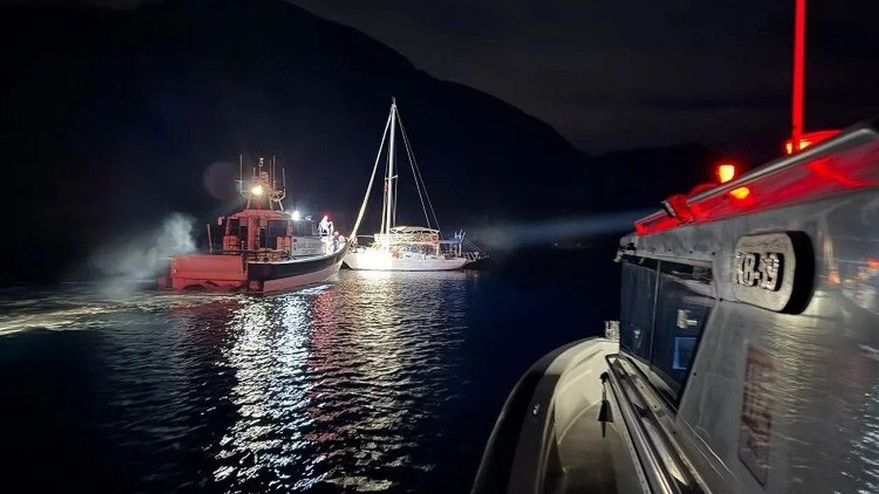 Muğla açıklarında gezi teknesine baskın: 7’si çocuk 15 göçmen kurtarıldı
