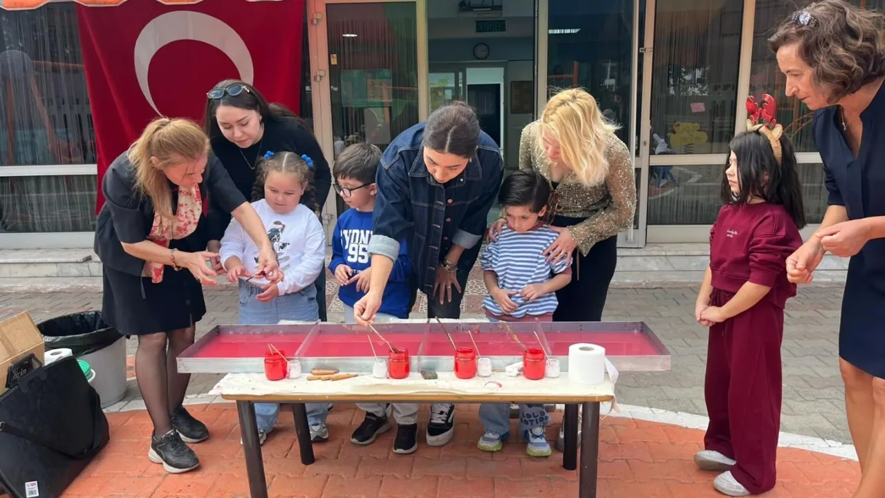 Buca’da minik öğrenciler ebru ile Türk bayrağı yaptı
