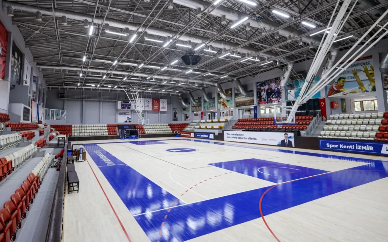 İzmir'de Celal Atik Spor Salonu baştan sona yenilendi