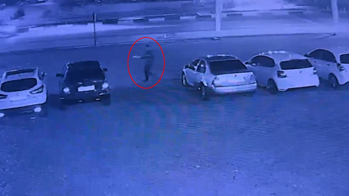 Antalya Serik'te benzin dökerek 6 otomobili ateşe verdi
