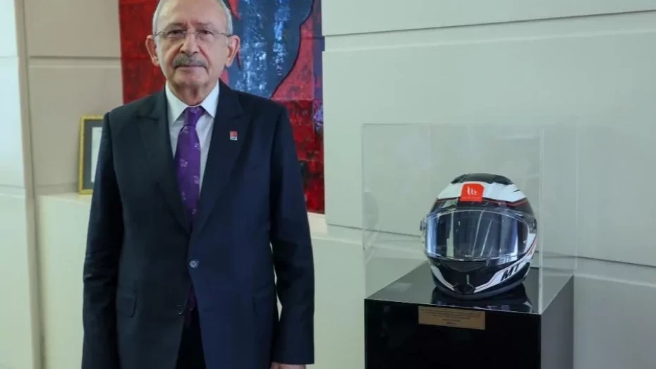 Kılıçdaroğlu, Murat Can Pekeroğlu’nun kaskını makamına koydu