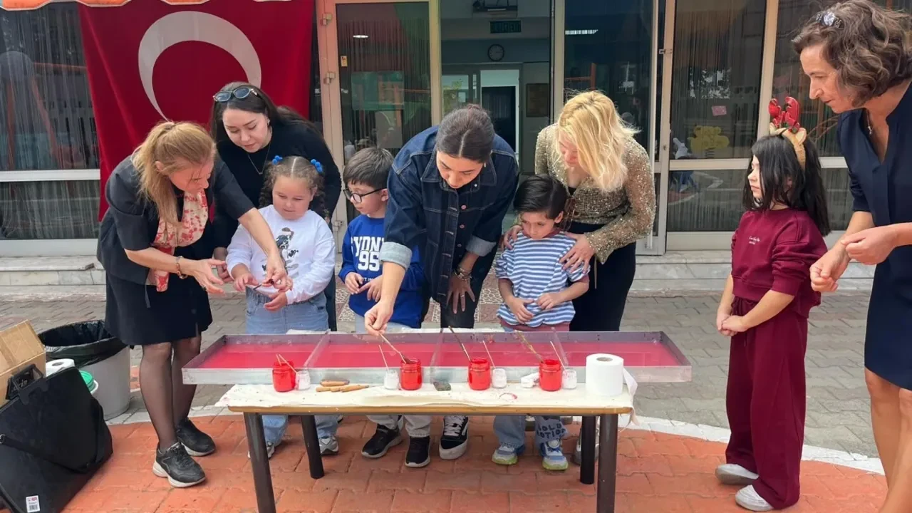 Buca'da minik öğrenciler ebru ile Türk bayrağı yaptı
