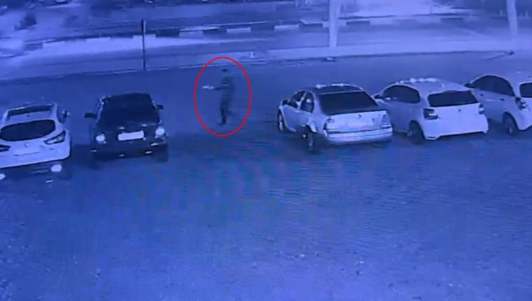 Antalya Serik'te benzin dökerek 6 otomobili ateşe verdi