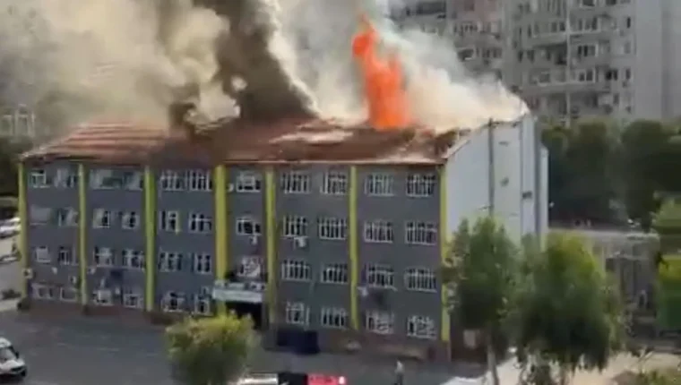 Karabağlar'da okul çatısında yangın: itfaiye kısa sürede müdahale etti