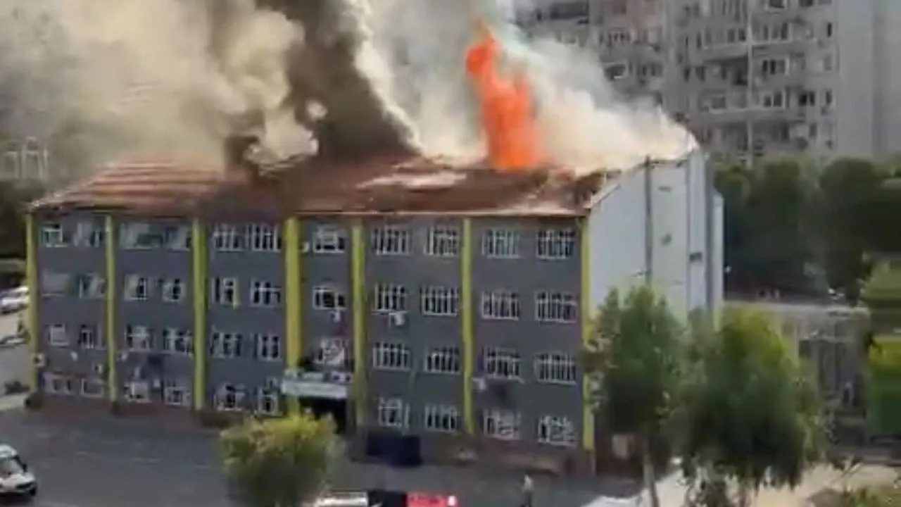Karabağlar'da okul çatısında yangın: itfaiye kısa sürede müdahale etti