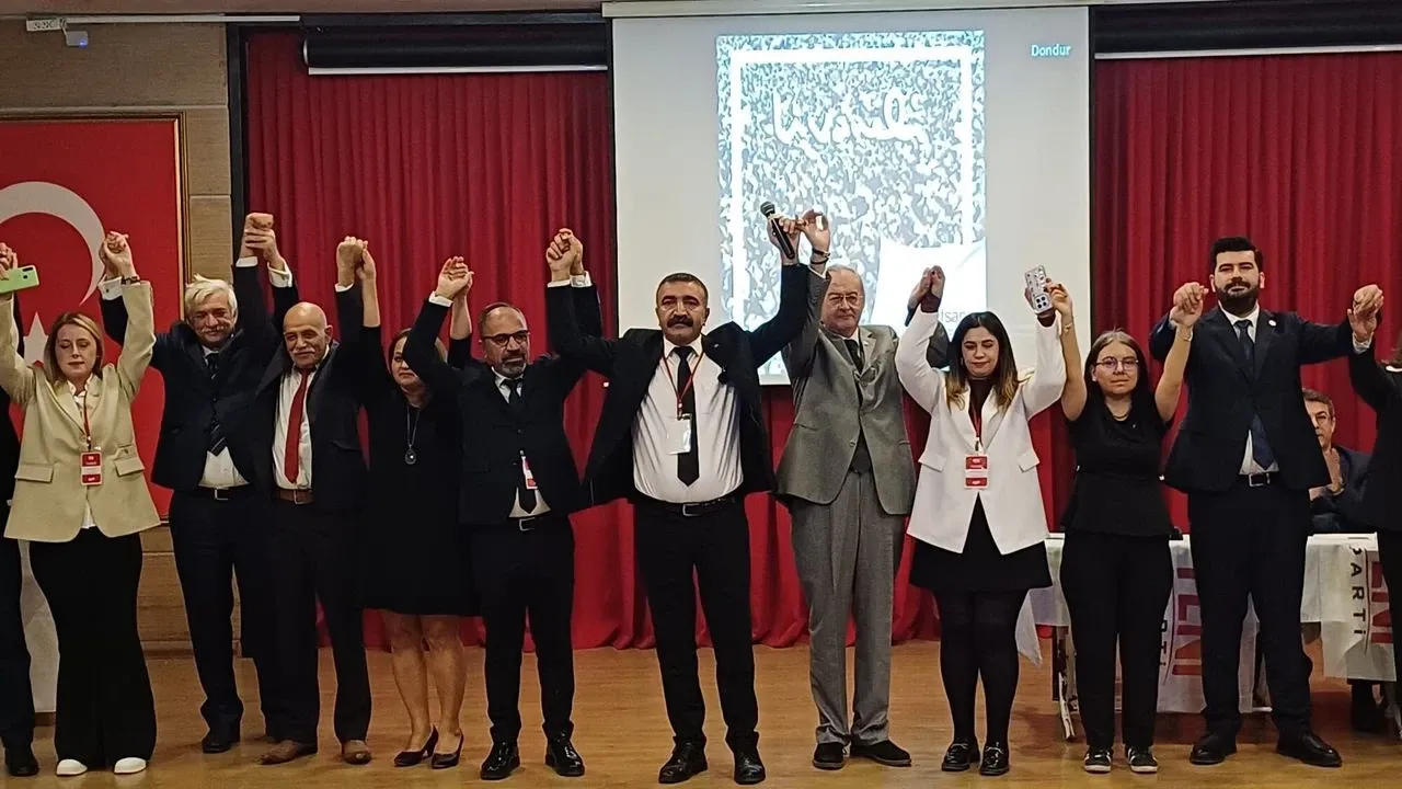 YENİ Parti Çiğli'de Erkan Akar tüm oyları alarak yeniden başkan