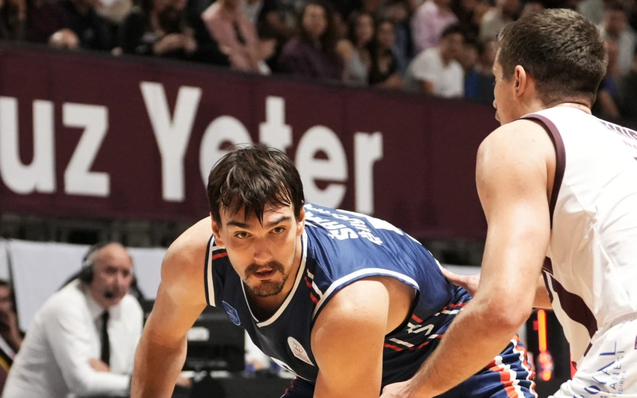 Anadolu Efes deplasmanda Pizzabulls Bordo Bandırma'yı 85-79 yendi