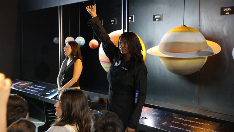 Astronot Aisha Bowe İzmir’in Çiğli ilçesinde öğrencilerle buluştu