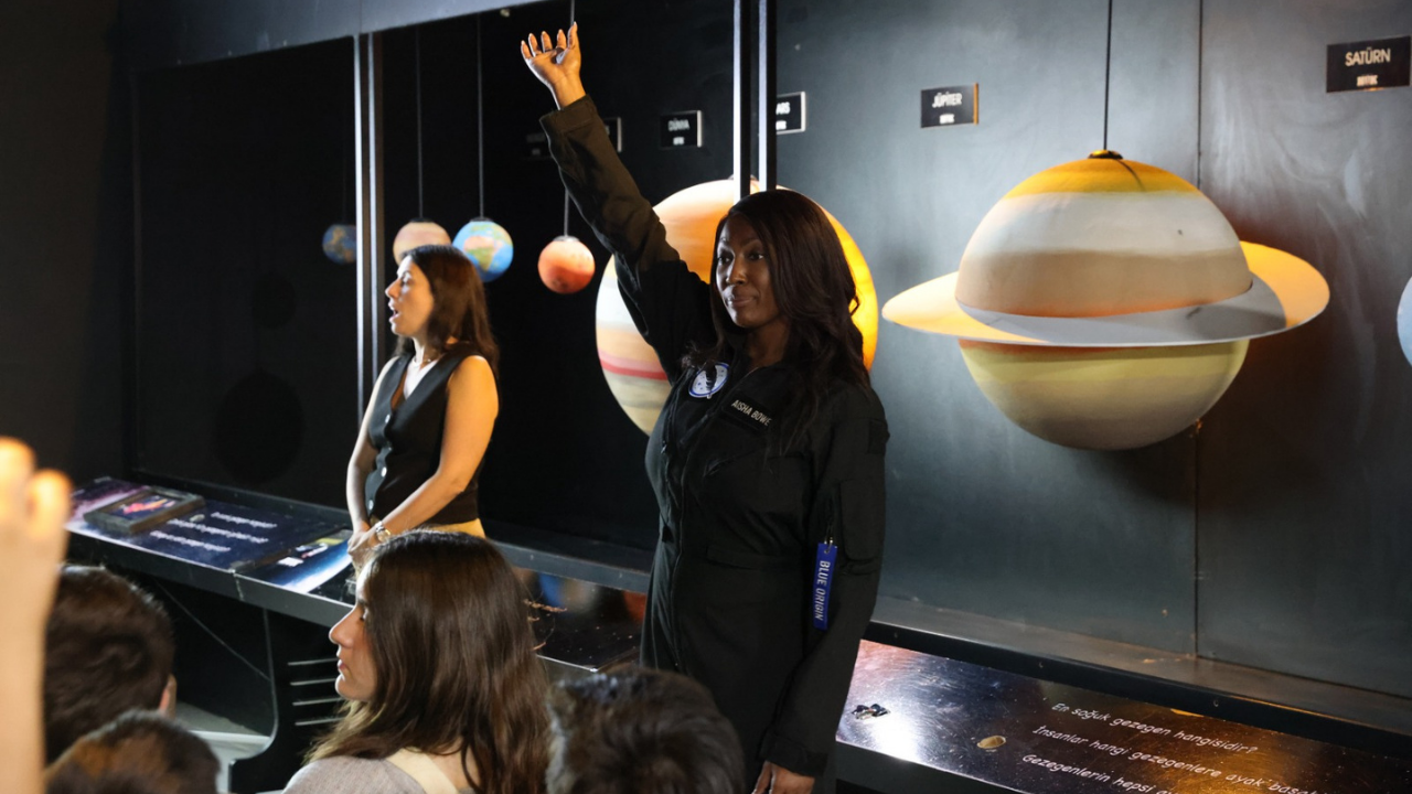 Astronot Aisha Bowe İzmir’in Çiğli ilçesinde öğrencilerle buluştu