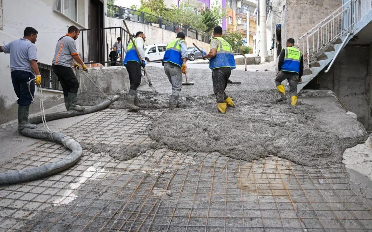Bornova Çamkule 4718 Sokak'ta tehlikeli yokuş betonlandı