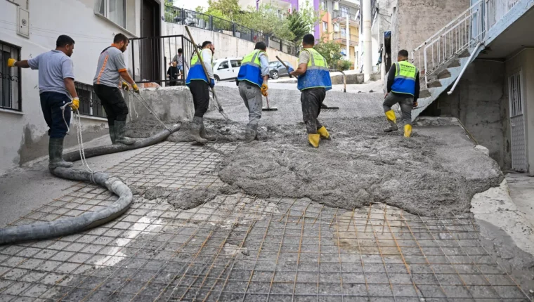 Bornova Çamkule 4718 Sokak'taki tehlikeli yokuş betonlandı