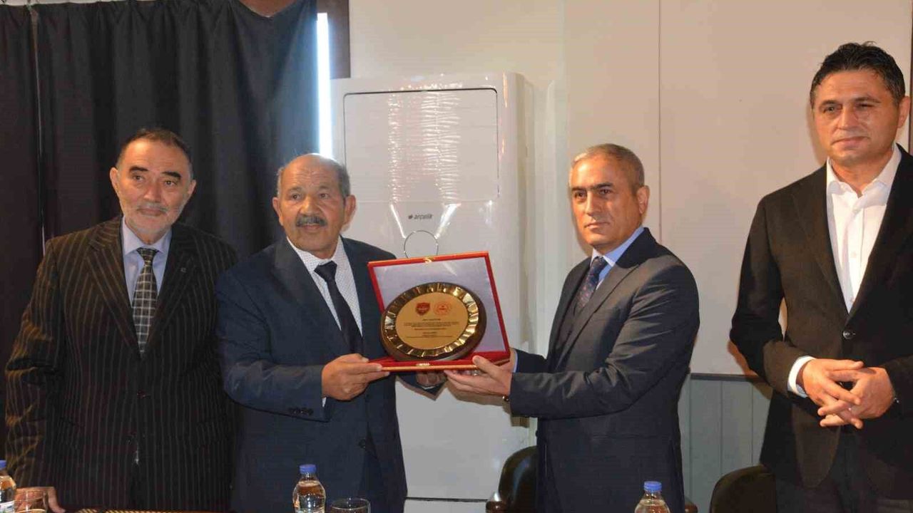 İzmir'de din görevlisinden bağış: 1 yıllık emekli maaşı TSKGV'ye