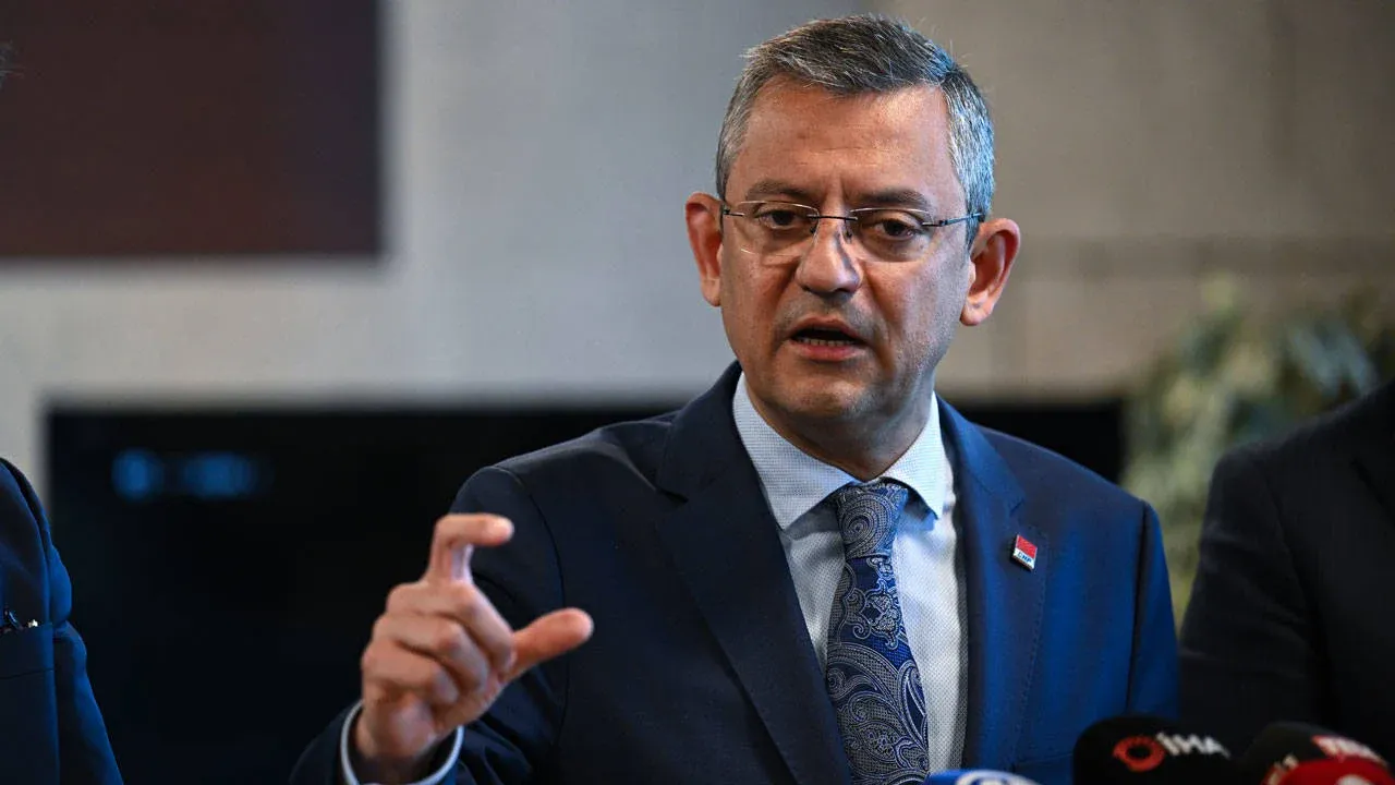 Özgür Özel'den AK Parti İzmir paylaşımına sert yanıt