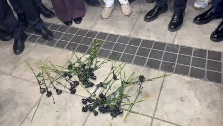 Cemil Tugay protestosu: 9 Eylül Kapısı önüne karanfil bırakıldı