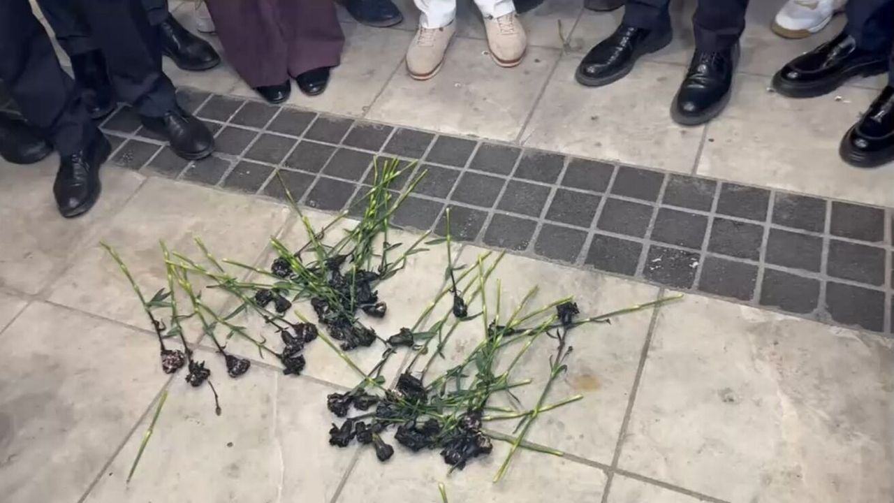 Cemil Tugay protestosu: 9 Eylül Kapısı önüne karanfil bırakıldı