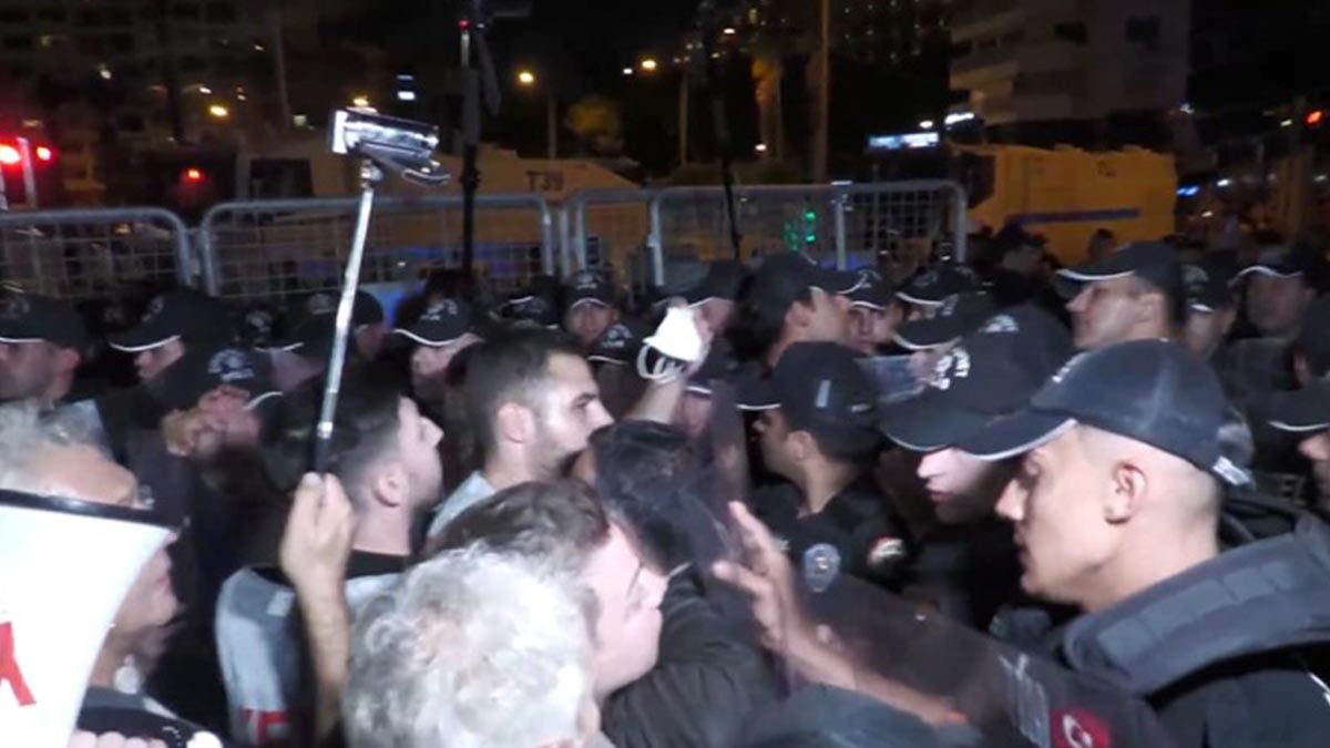 İzmir'de Cemil Tugay protestosu polis müdahalesiyle engellendi