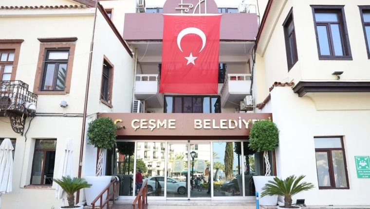 Çeşme Belediyesi'ne yolsuzluk operasyonu: 12 kişiye gözaltı