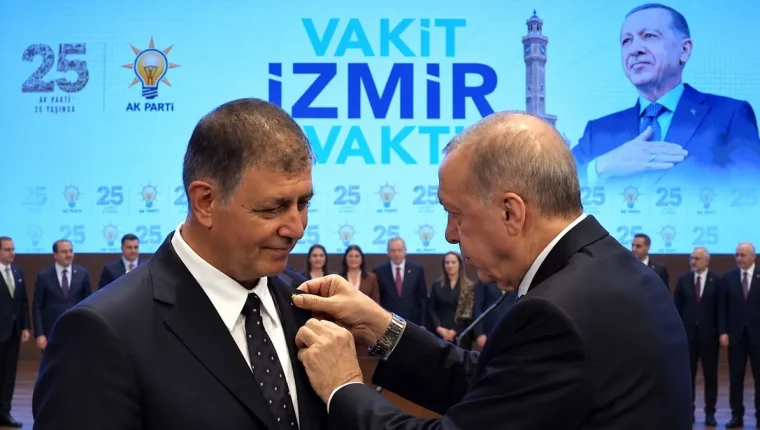 İzmir'de AK Parti dönemi! Cemil Tugay rozet taktı...