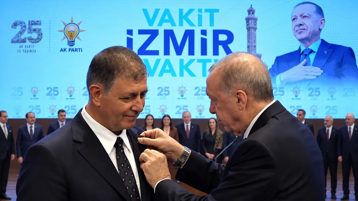 İzmir'de AK Parti dönemi! Cemil Tugay rozet taktı...