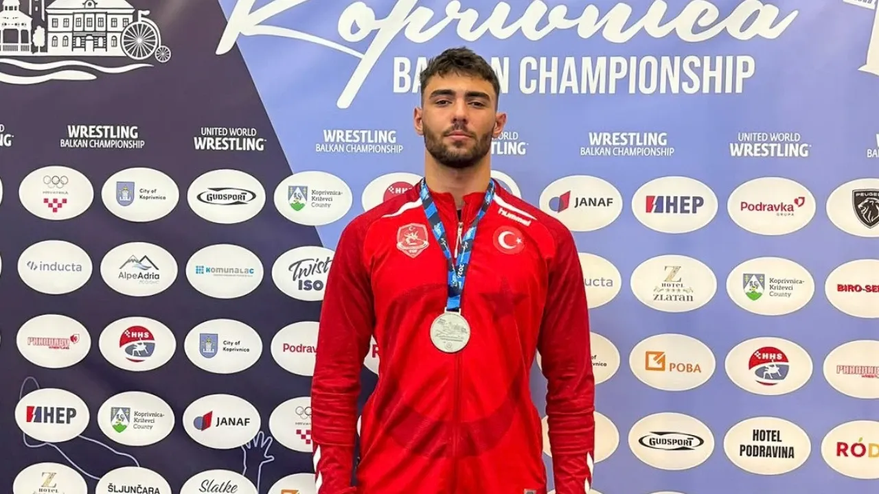 İzmirli güreşçi Muhammed Emin Uyumaz Balkanlar’da gümüş kazandı